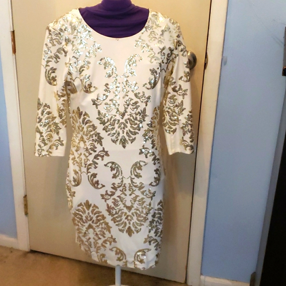 White and gold dress 9/10
